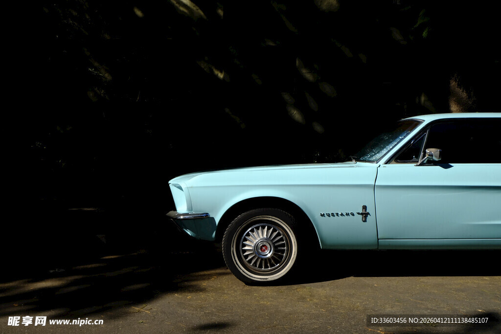 复古浅蓝色野马汽车