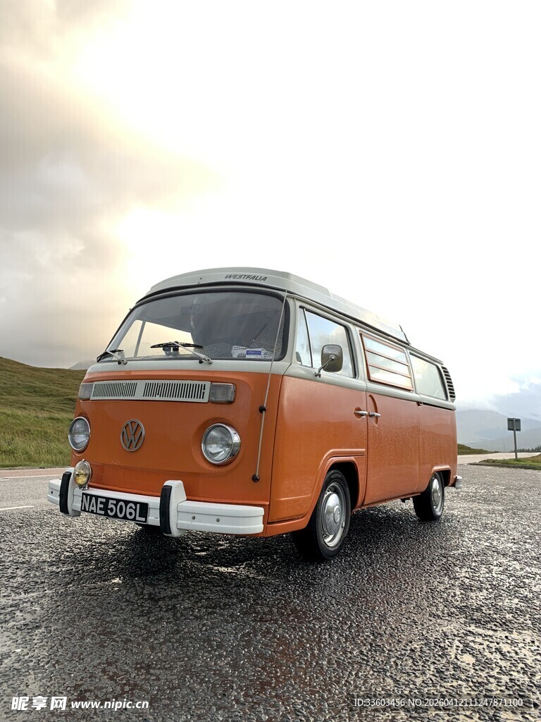 复古橙色大众露营车