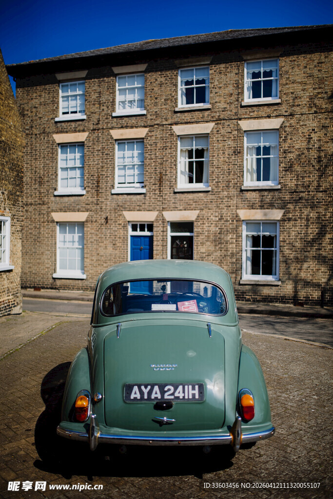 复古汽车停在古老建筑前