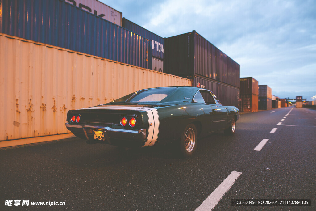 复古汽车行驶在空旷道路上