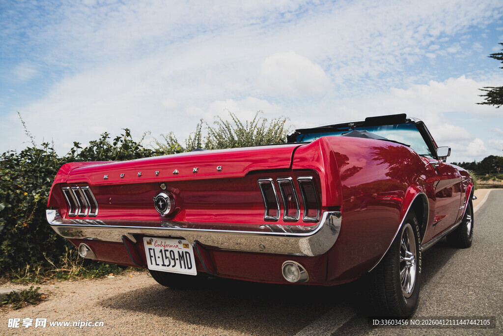 经典红色敞篷复古跑车