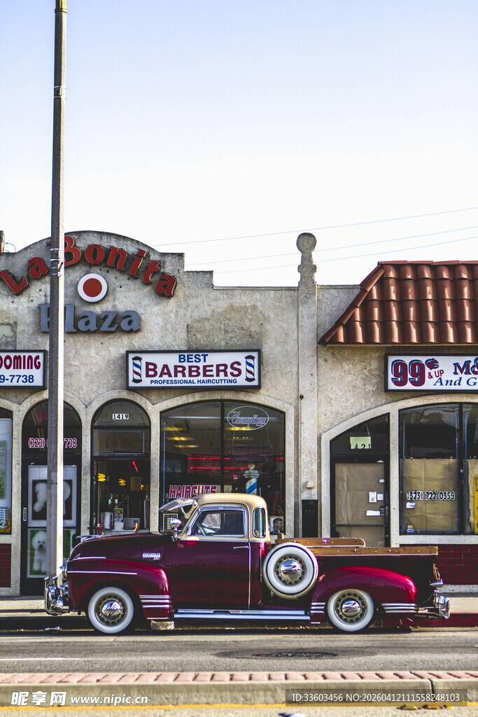 复古汽车停在经典店铺前