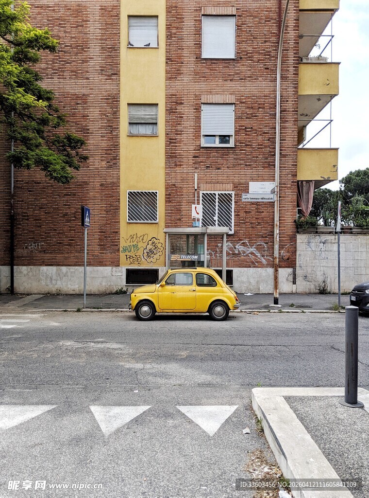 街道旁的黄色小车