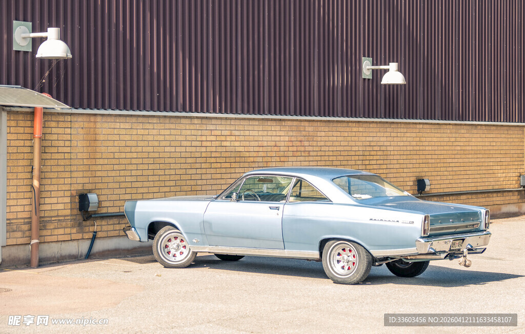 复古银色轿车停于墙边