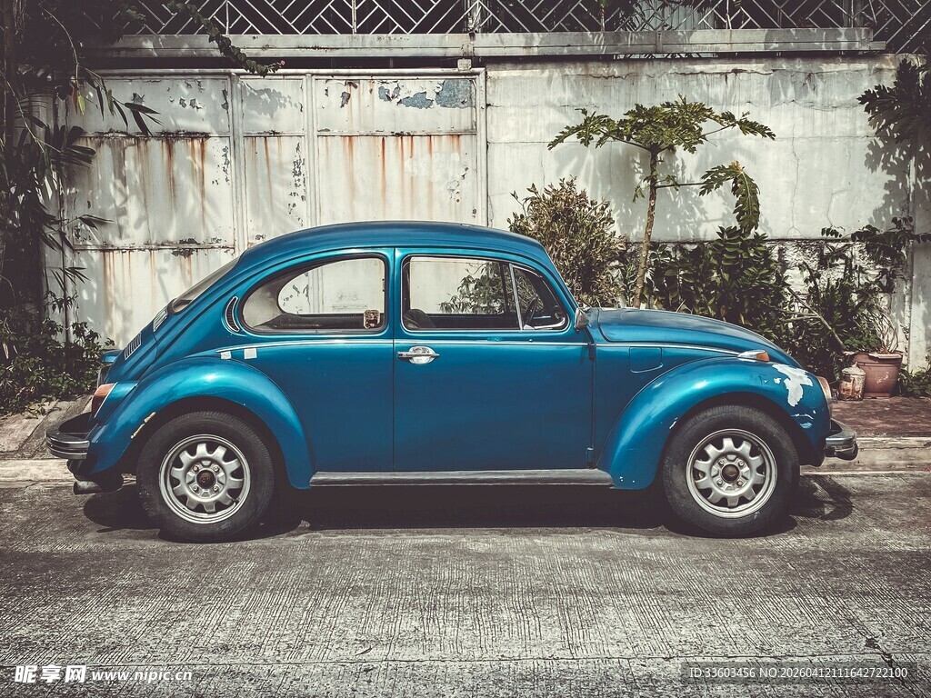 复古蓝色甲壳虫汽车