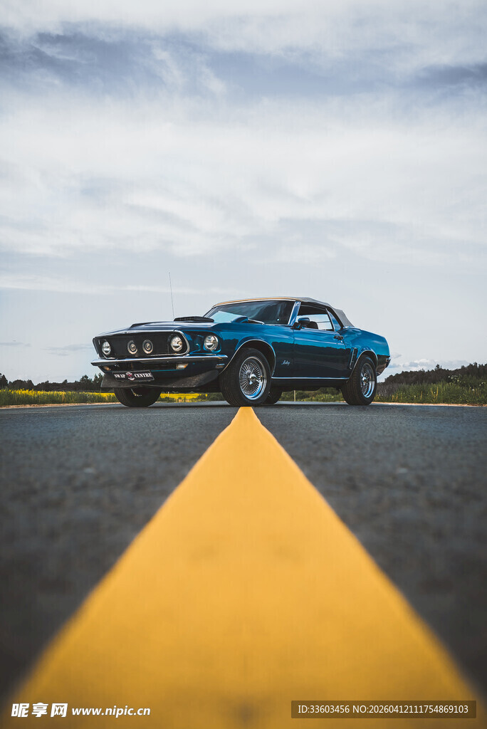 公路上的蓝色复古轿车