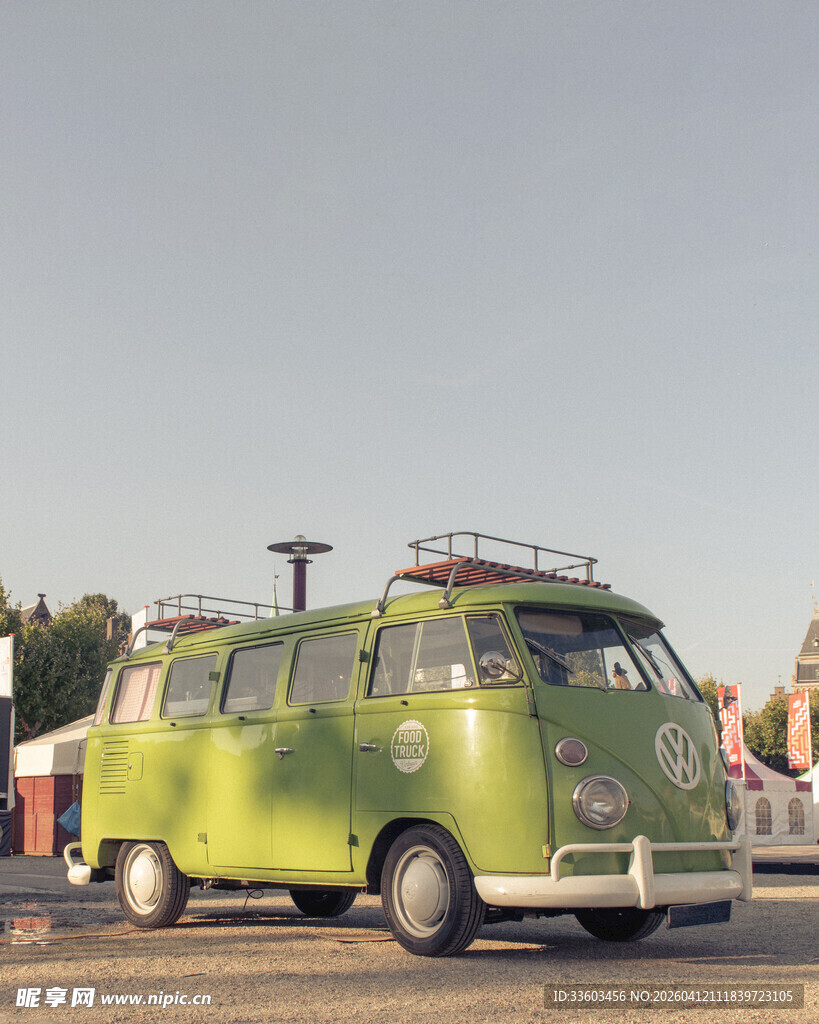 复古绿色大众露营车