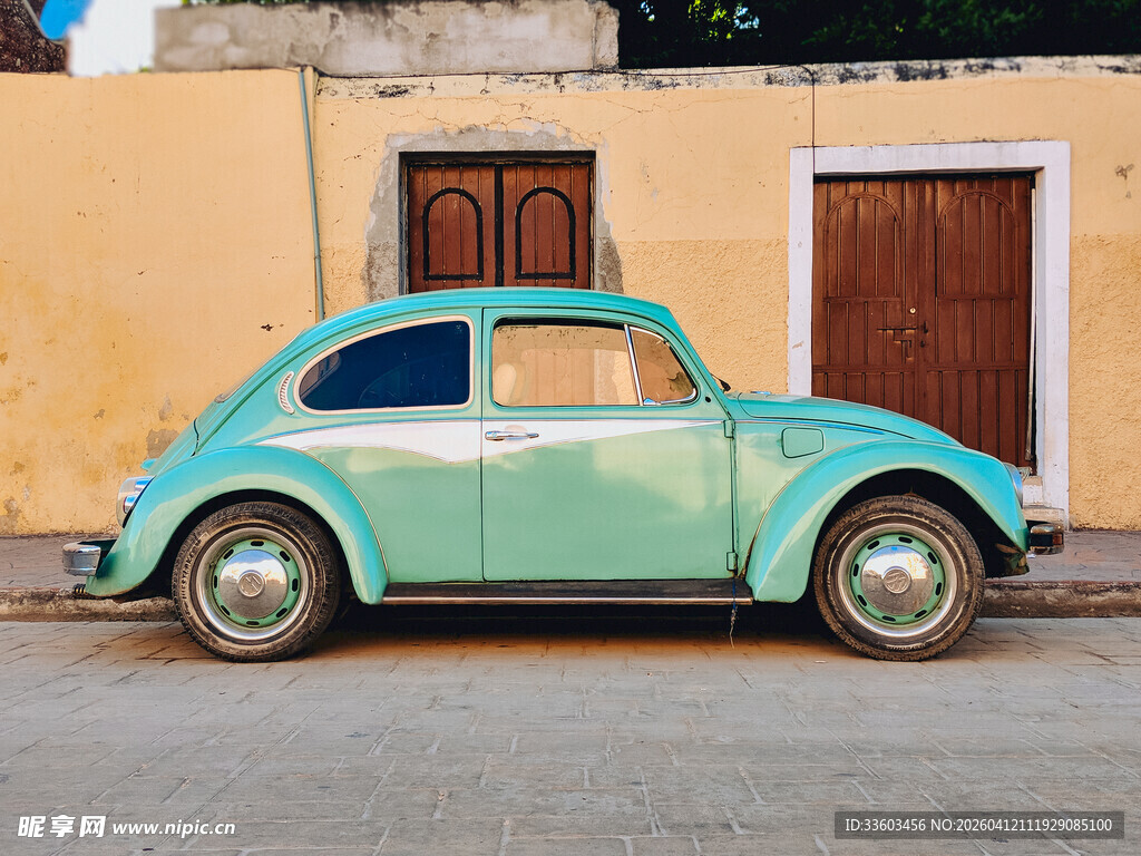 复古浅蓝色甲壳虫汽车
