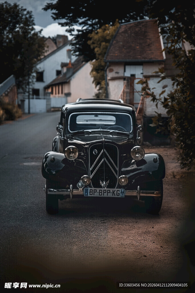 复古汽车行驶在乡村小道