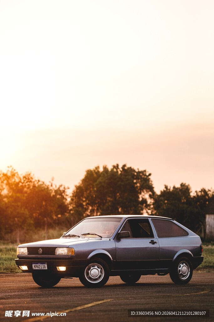 夕阳下的复古轿车