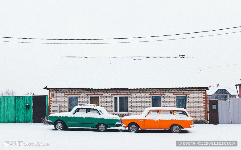 雪地上停放的多彩老式汽车