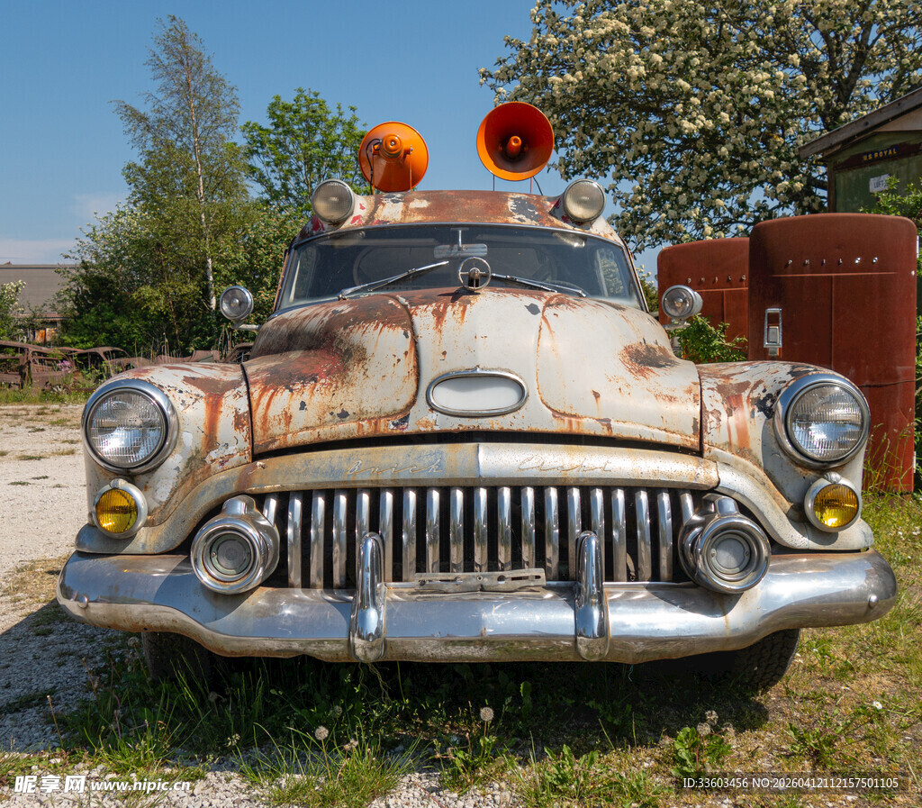 老旧斑驳的复古汽车