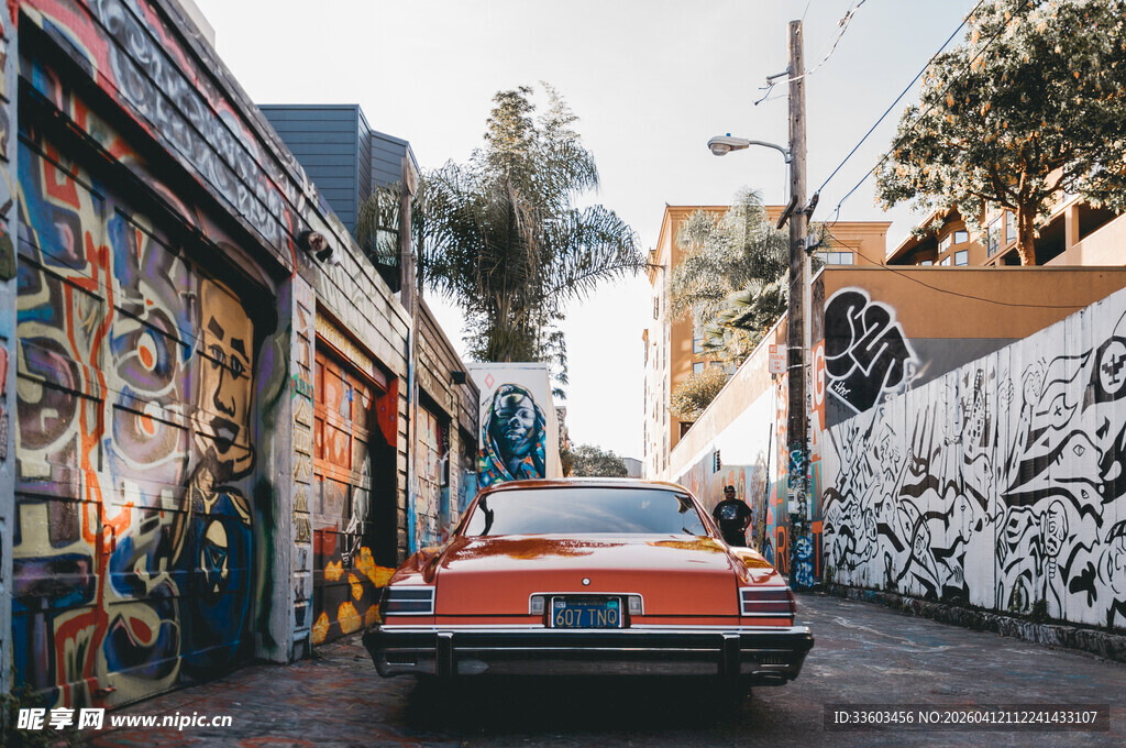 街头涂鸦旁的复古汽车