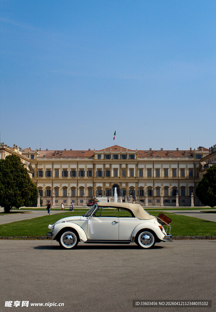 复古车停于宏伟宫殿前