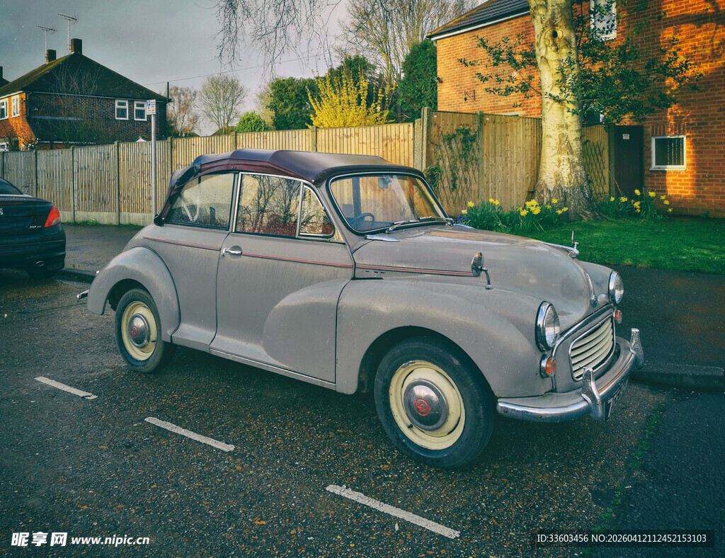 复古灰色敞篷小车停在路边