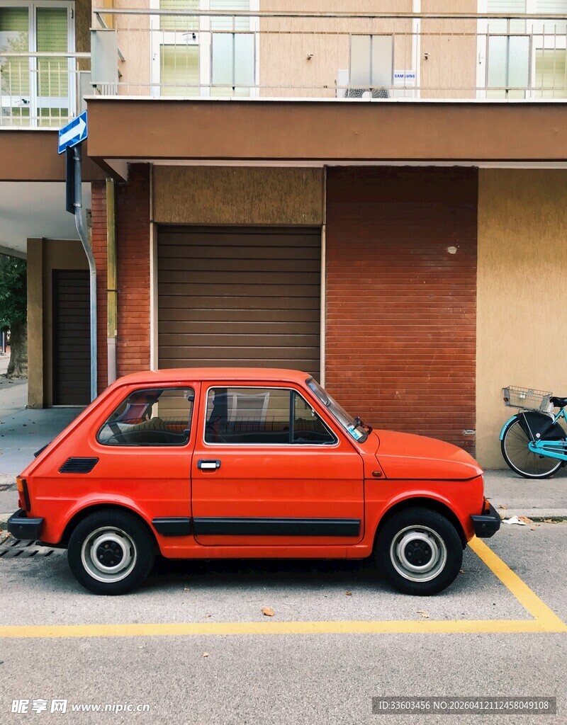 复古红色小车停于街道边