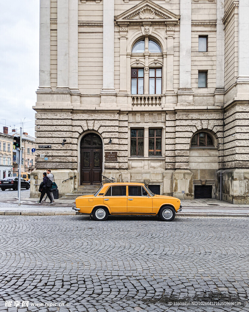 城市街头的黄色出租车