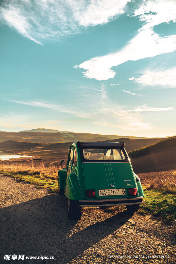 公路上的复古绿色小汽车