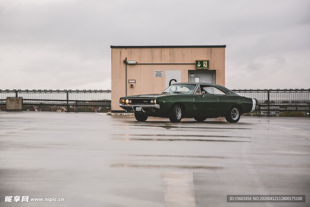 停车场中的复古轿车