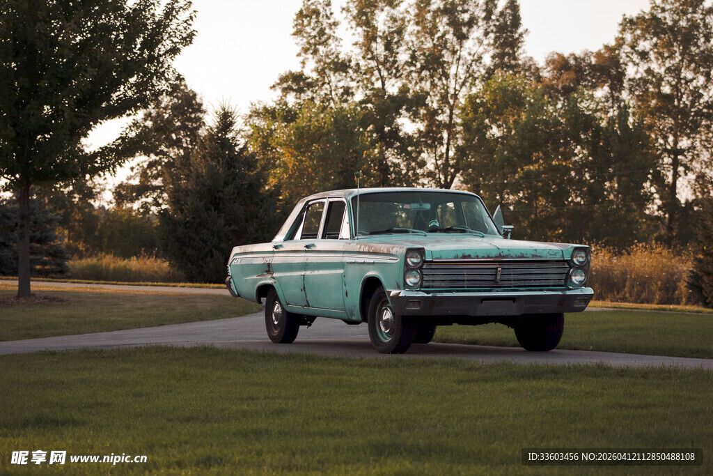 复古绿皮皮卡停于草地
