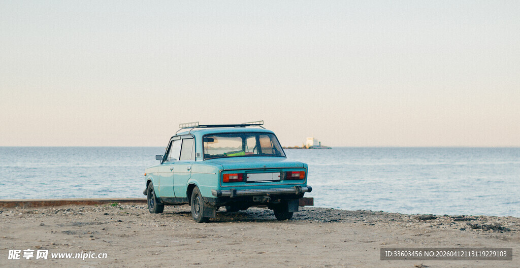 海边停驻的复古小汽车