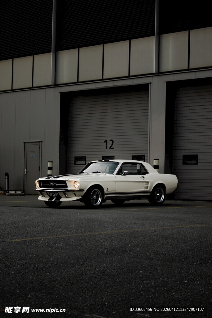 车库前的白色复古跑车