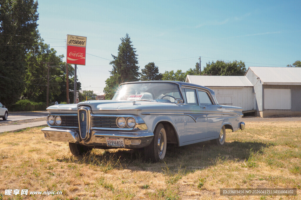 老式轿车停在户外草地