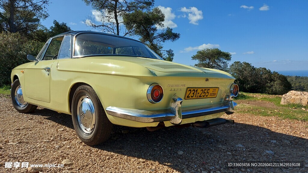 复古黄色轿车停于户外