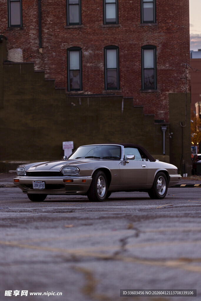 复古跑车停在空旷场地