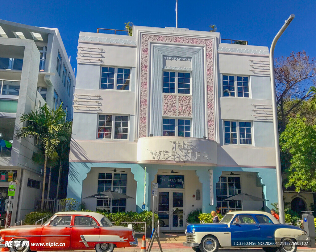 复古建筑前的经典汽车