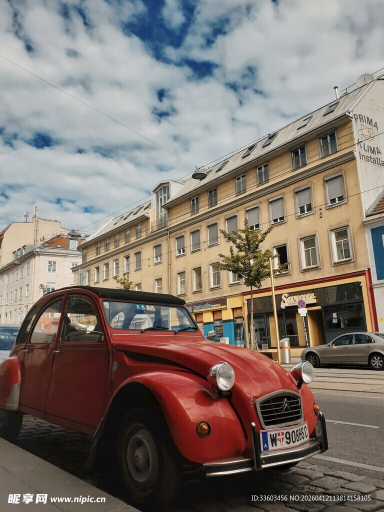 复古红车停于欧式街道