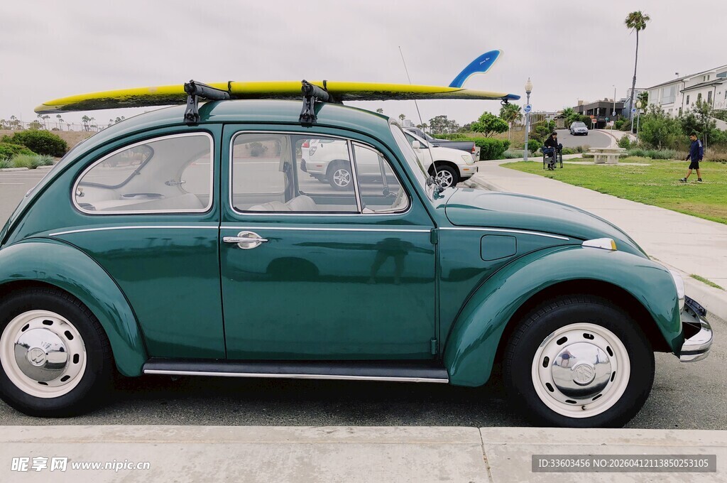 复古绿甲壳虫配车顶冲浪板