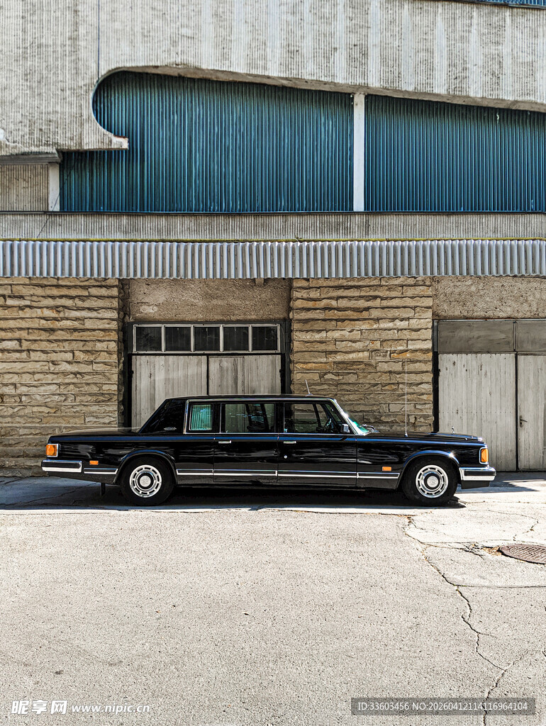 复古轿车停于建筑前