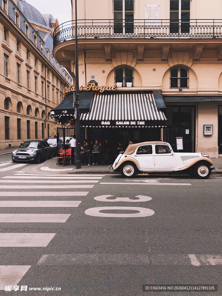 巴黎街头复古汽车景象