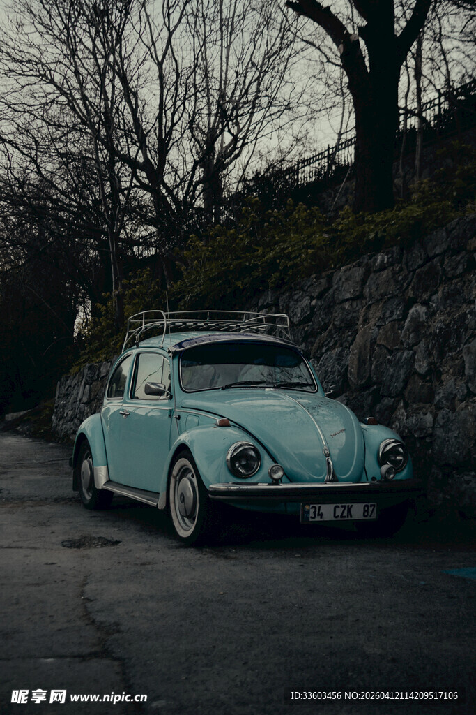 复古浅蓝色甲壳虫汽车