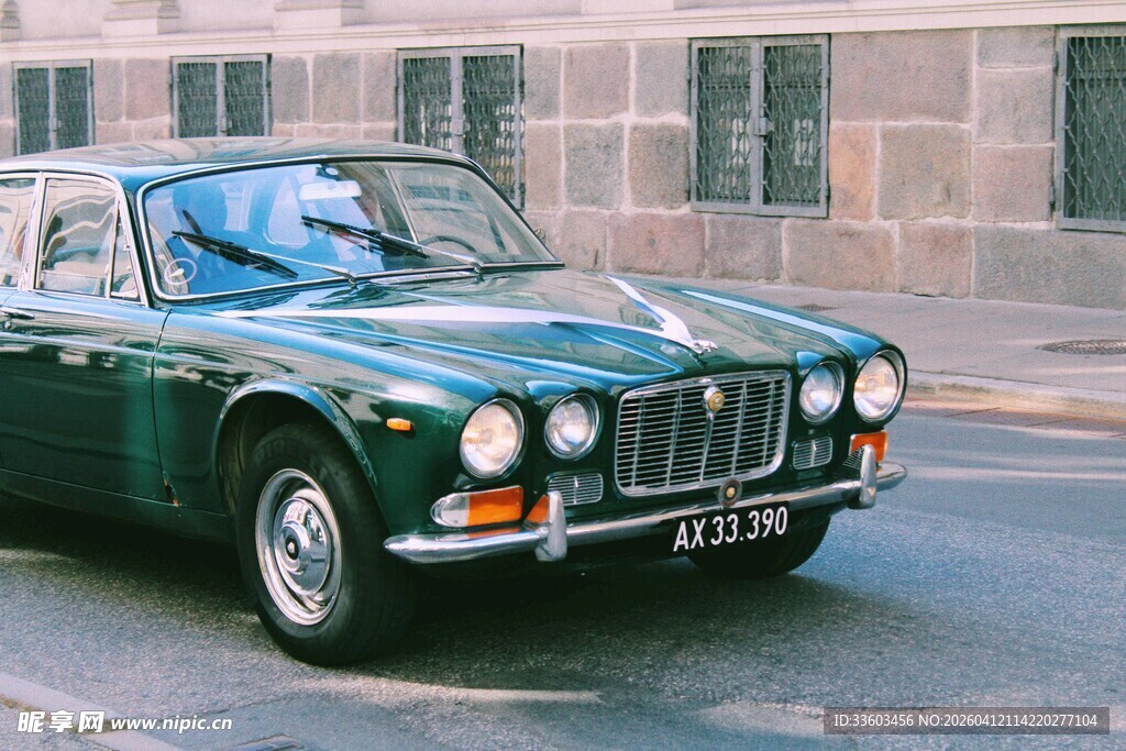 复古绿色经典轿车在路上