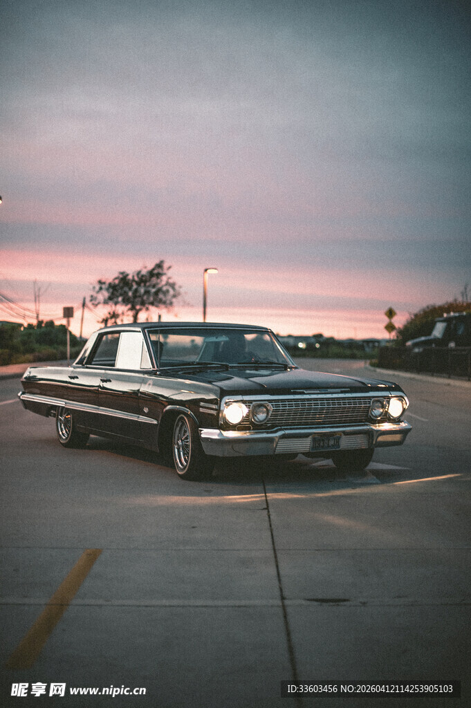 夕阳下的复古轿车