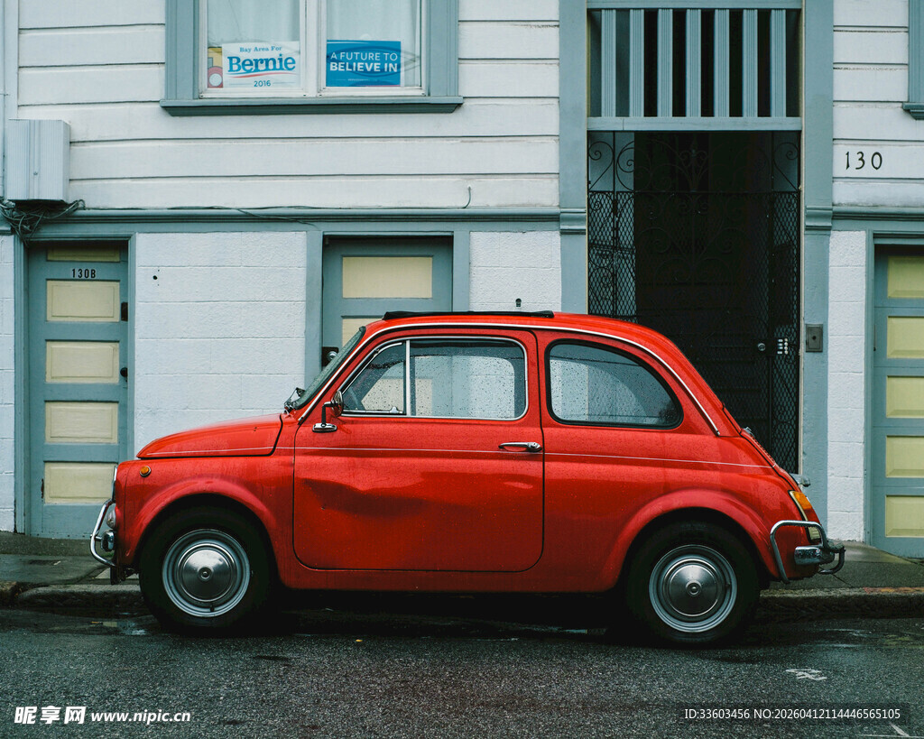 复古红色小车停靠街边