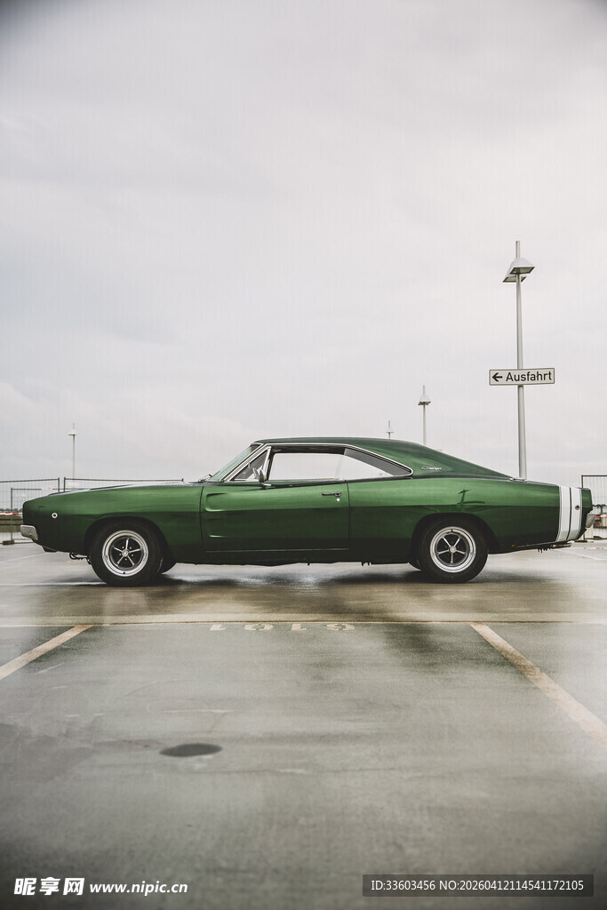 复古绿色轿车停在空旷场地