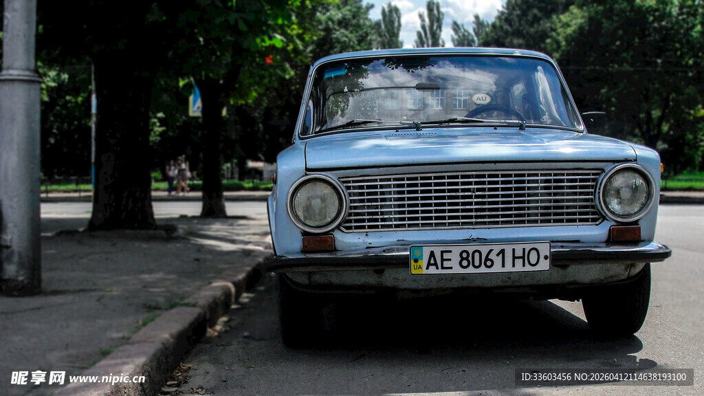 复古蓝色轿车停靠路边