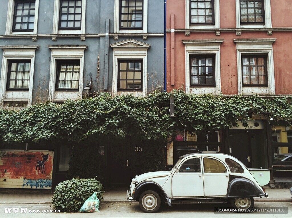 复古街道旁的白色甲壳虫汽车