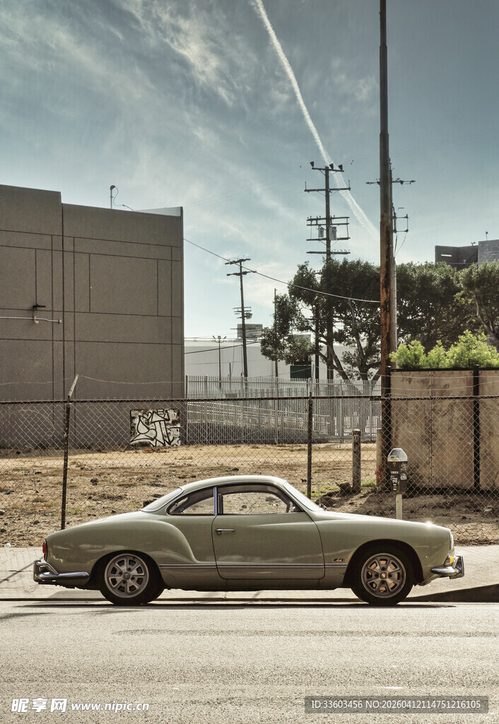 复古轿车停靠在街边