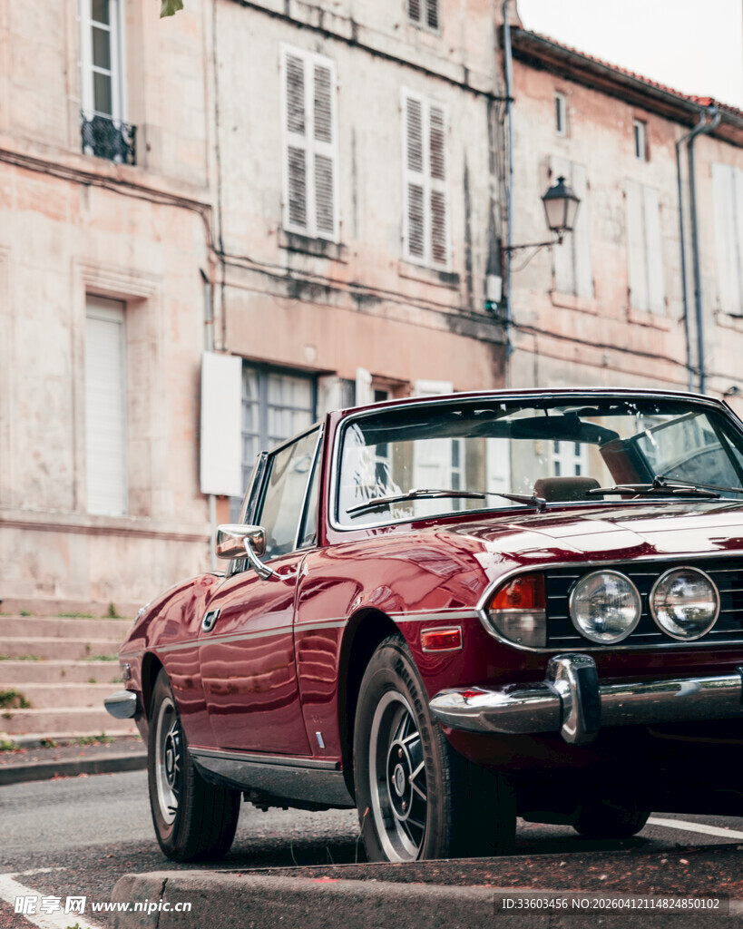 复古红色敞篷车停于街道