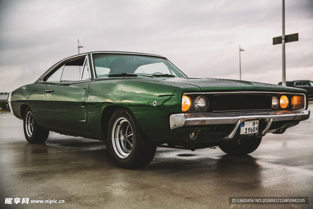 复古绿色双门轿车