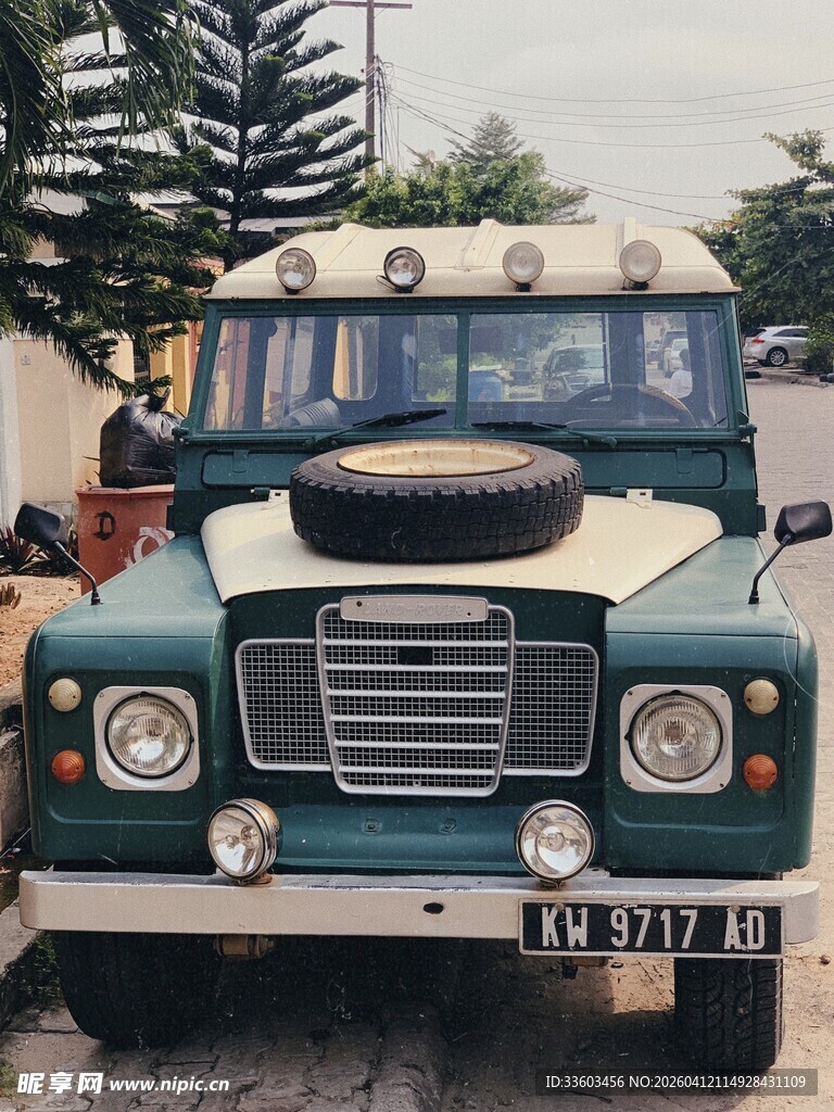 复古款绿色经典越野汽车