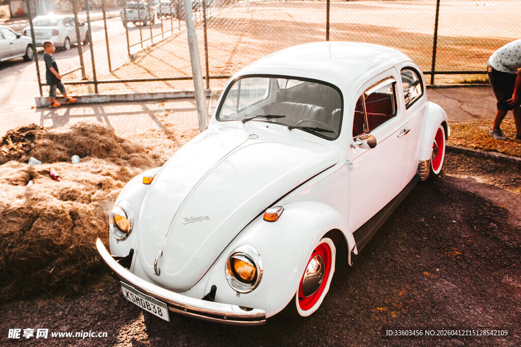 复古白色甲壳虫汽车展示