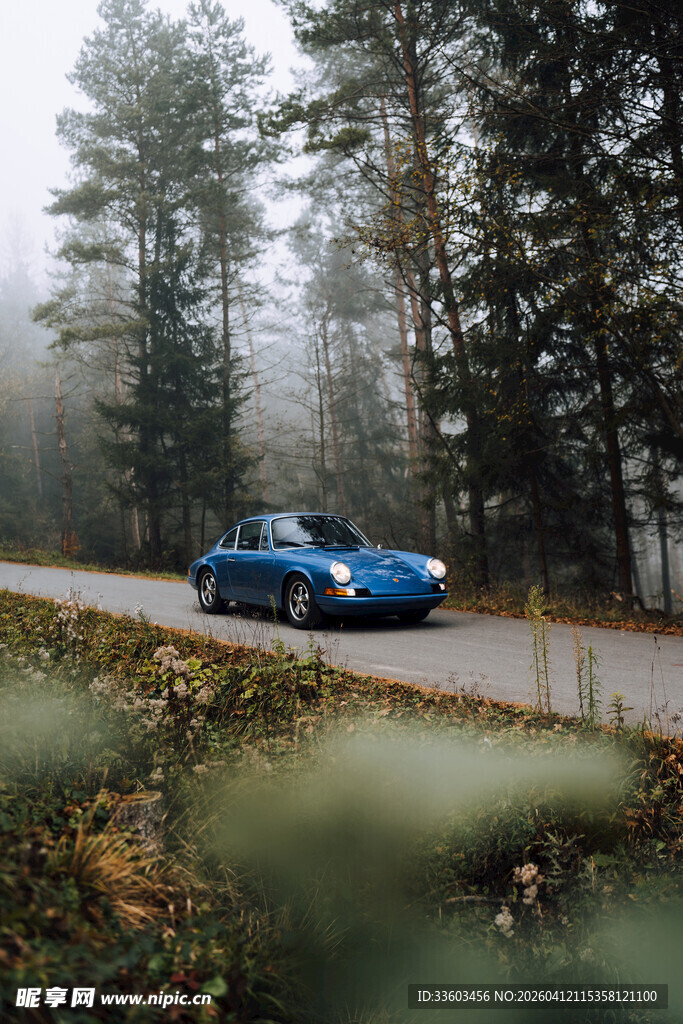 雾中公路上的蓝色汽车