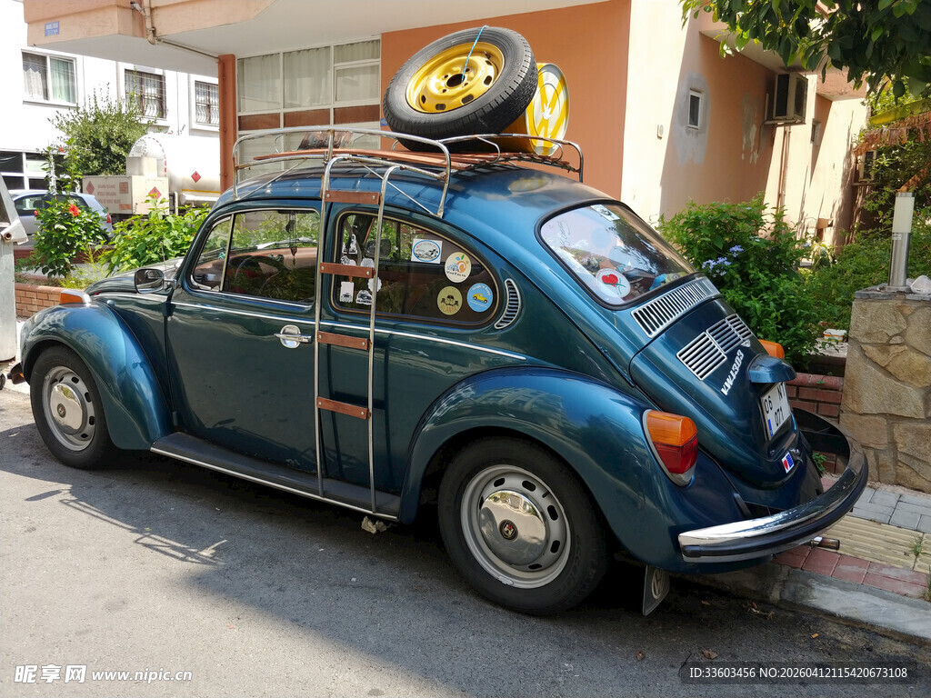 复古蓝色甲壳虫汽车停在路边