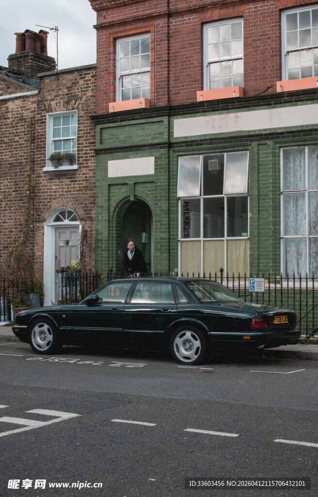 街边停靠的复古轿车