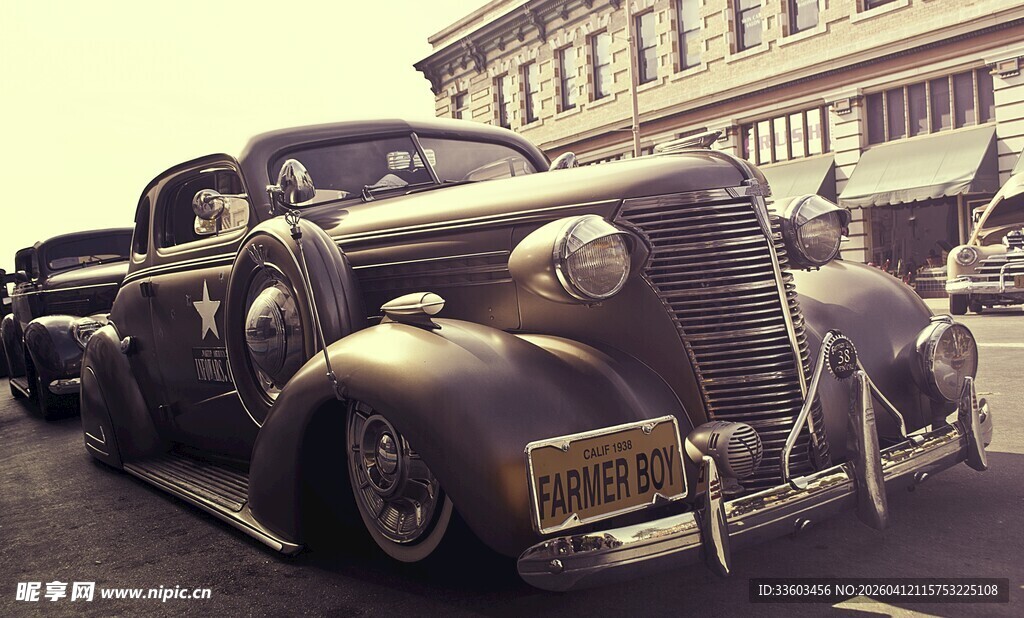 复古经典老式汽车街头停放